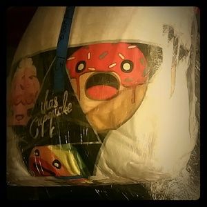 Brand: I has cupquake Type: white graphics T-shirt